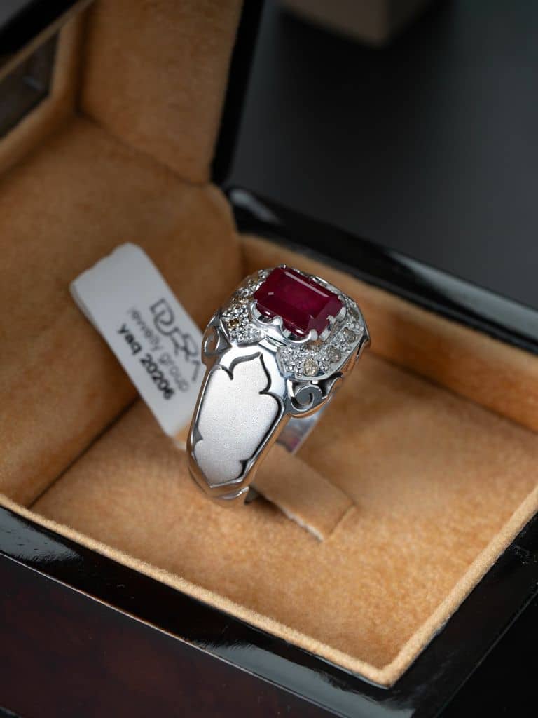 خاتم رجالي فاخر بحجر الياقوت الأحمر مع ترصيع الماس - alternate view