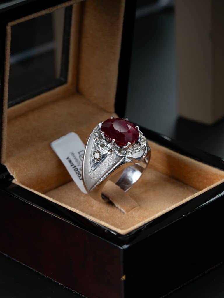 خاتم فخم من الياقوت الافريقي الاحمر مع ترصيع الماس - alternate view