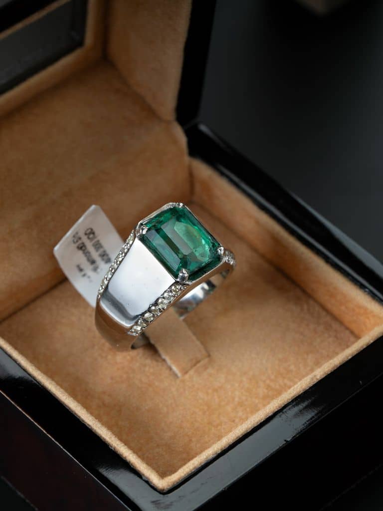 خاتم ملكي بحجر البايرون الاخضر مع ترصيع الماس - alternate view