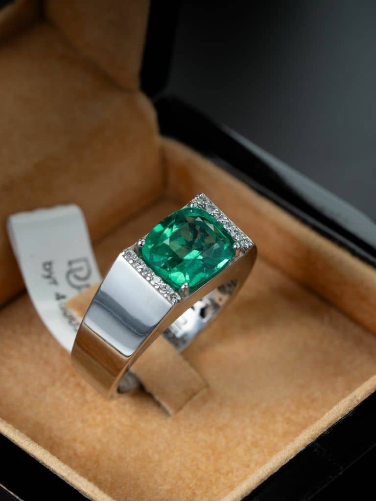 خاتم فضة بحجر البايرون الاخضر مع ترصيع الماس بالجوانب - alternate view