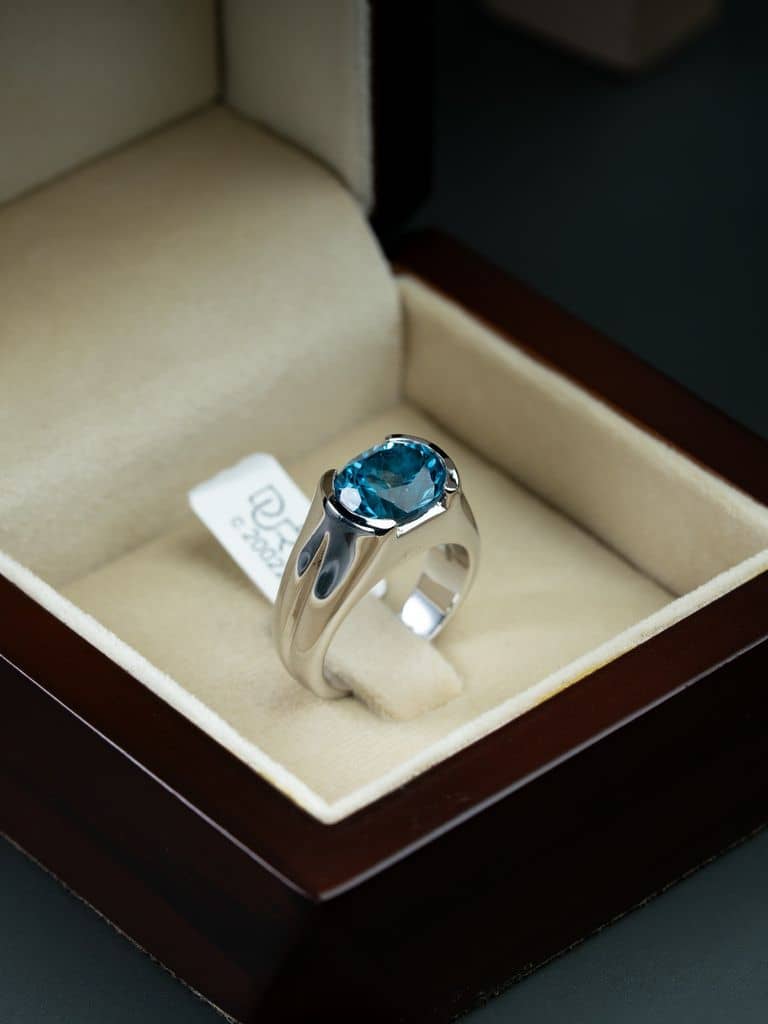 خاتم فضة صياغة يدوية مع حجر توباز السويسري - alternate view