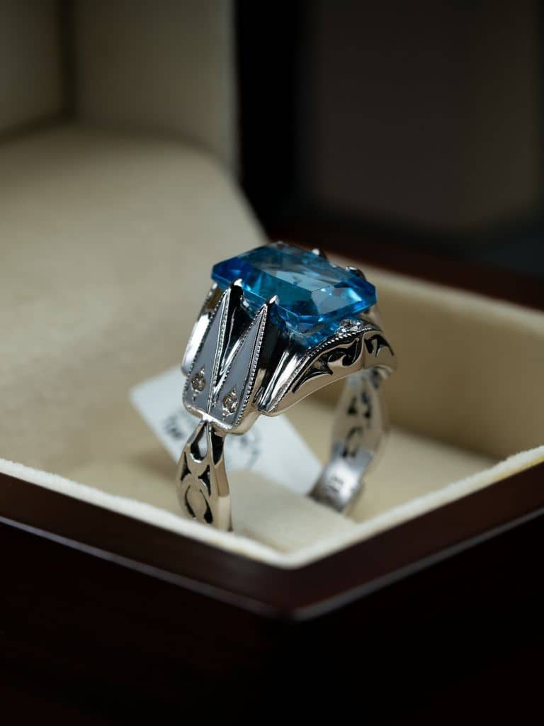 خاتم فضة صياغة يدوية بحجر التوباز السويسري - alternate view