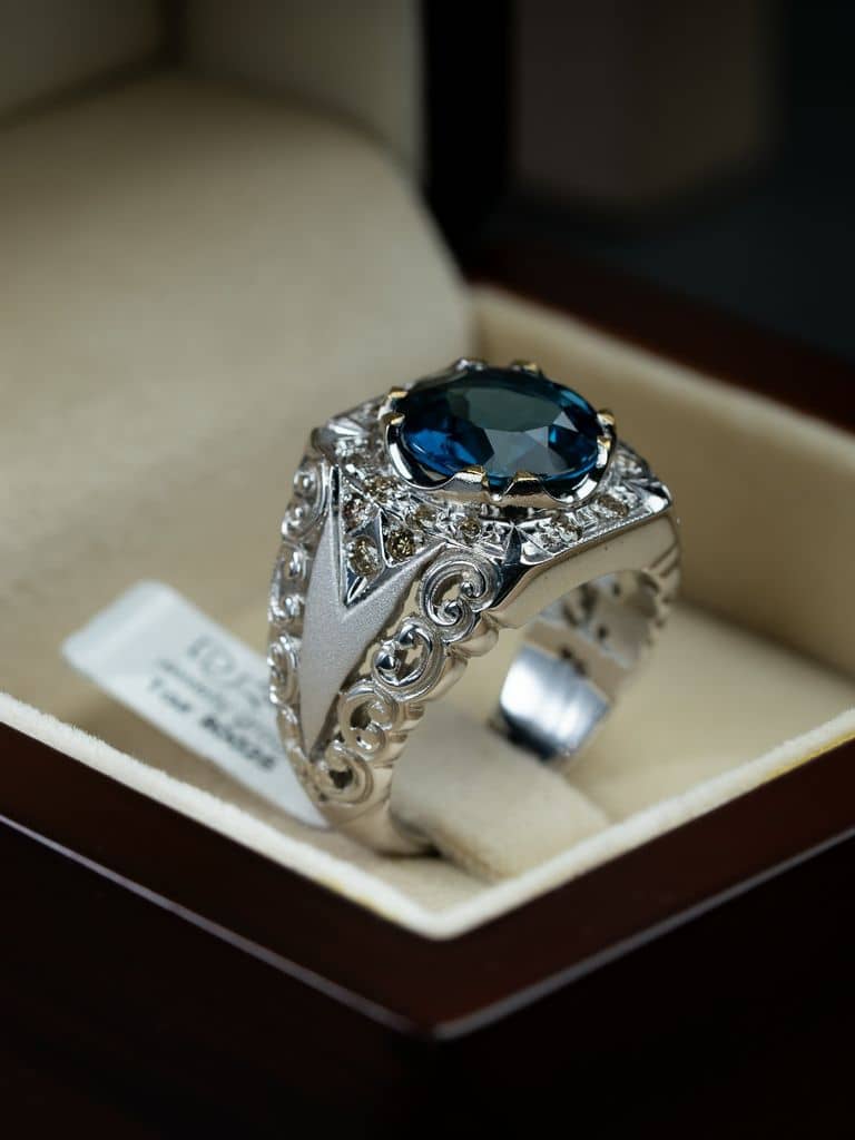 خاتم رجالي فاخر بحجر التوباز مع ترصيع الماس - alternate view