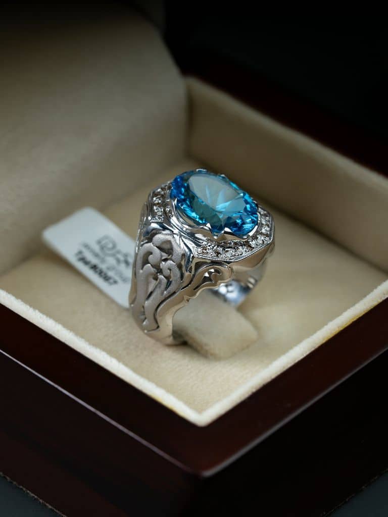 خاتم فضة صياغة يدوية بحجر التوباز السويسري والالماس - alternate view