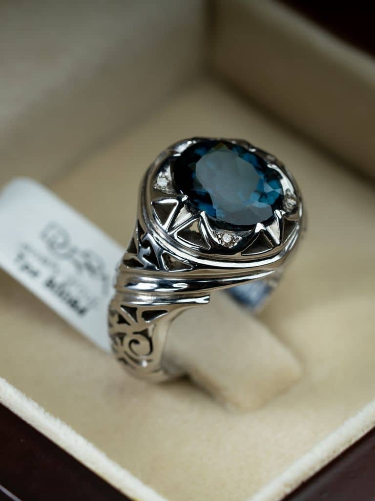 خاتم فضة صياغة يدوية بحجر التوباز اللندني وترصيع الماس - alternate view