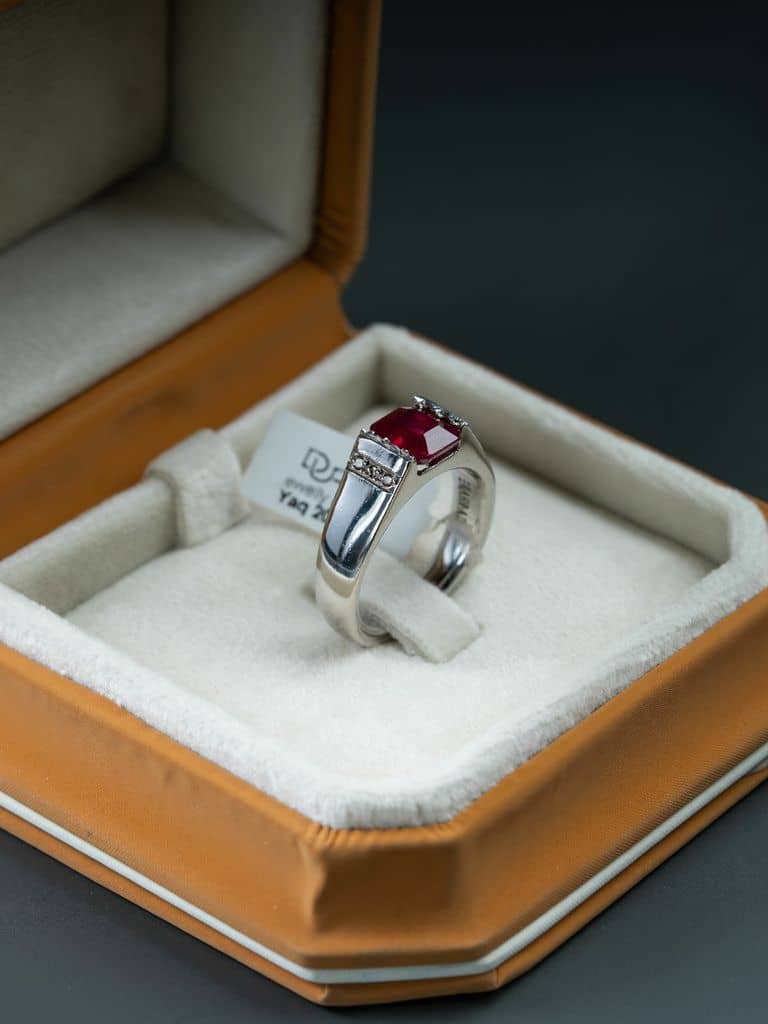 خاتم فضة رجالي صياغة يدوية بحجر الياقوت الافريقي مع ترصيع الماس - alternate view