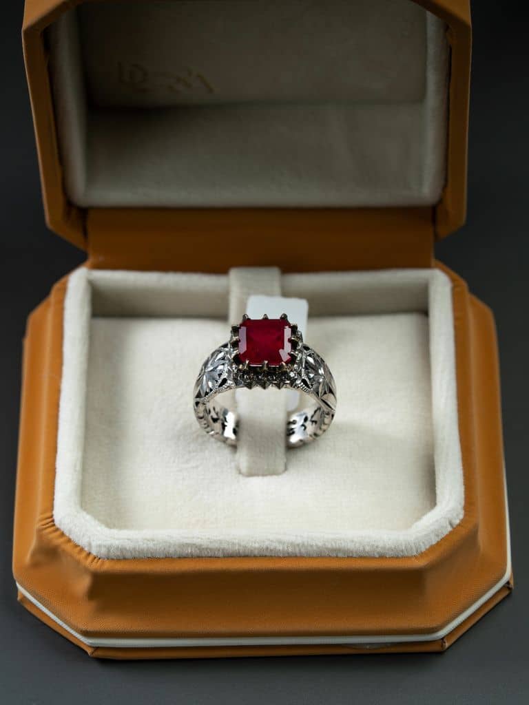 خاتم فضة ملكي رجالي صياغة يدوية بحجر الياقوت - alternate view