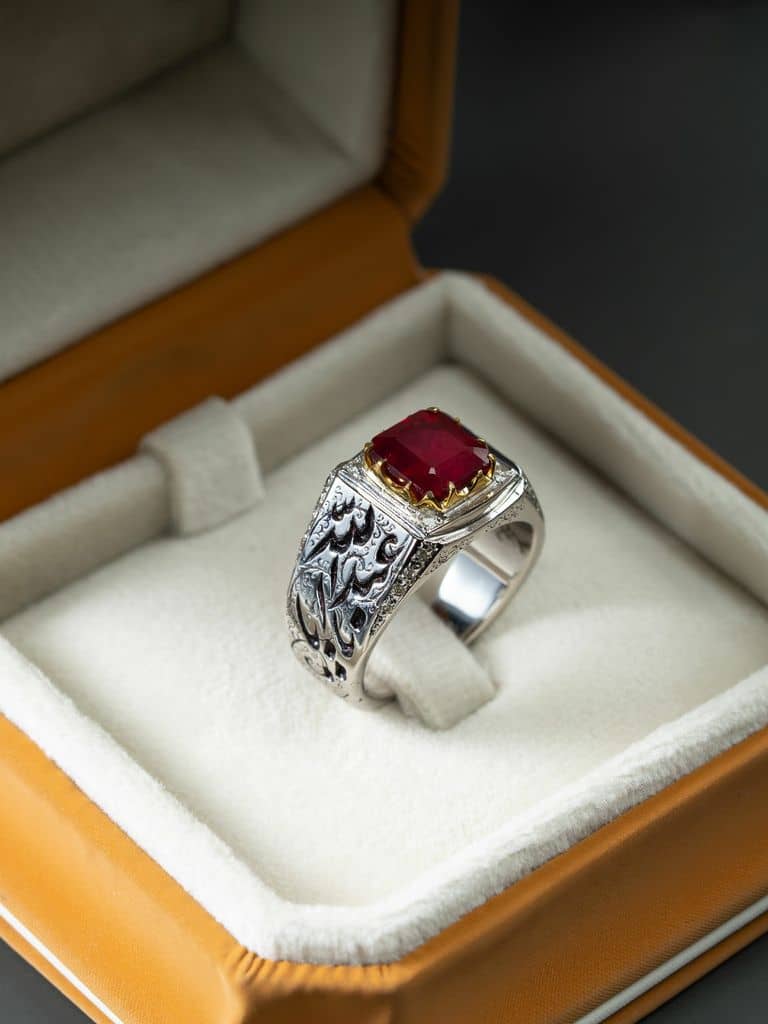 خاتم فضة بطابع روحاني منقوش يدوي مع حجر الياقوت الافريقي - alternate view