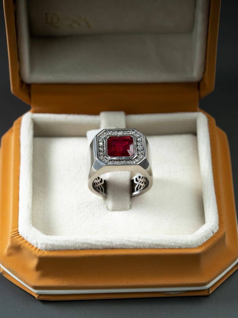 خاتم رجالي مرصع بالالماس يتوسطه حجر الياقوت الافريقي - alternate view