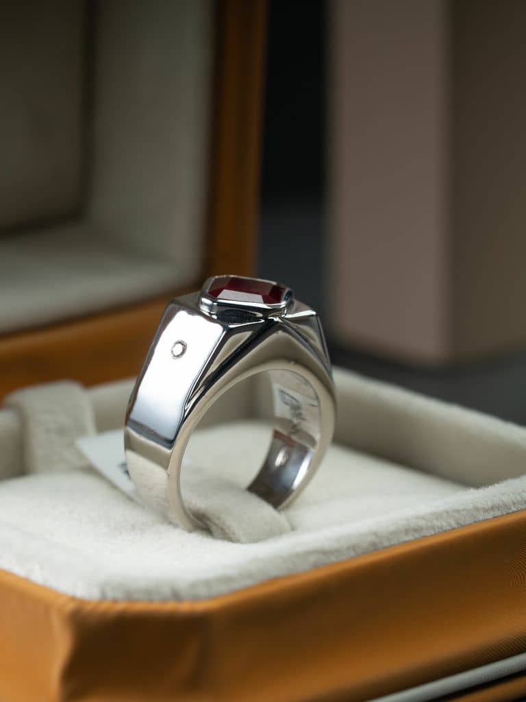 قطعة مميزة بتصميم فريد لخاتم بحجر الياقوت الافريقي - alternate view