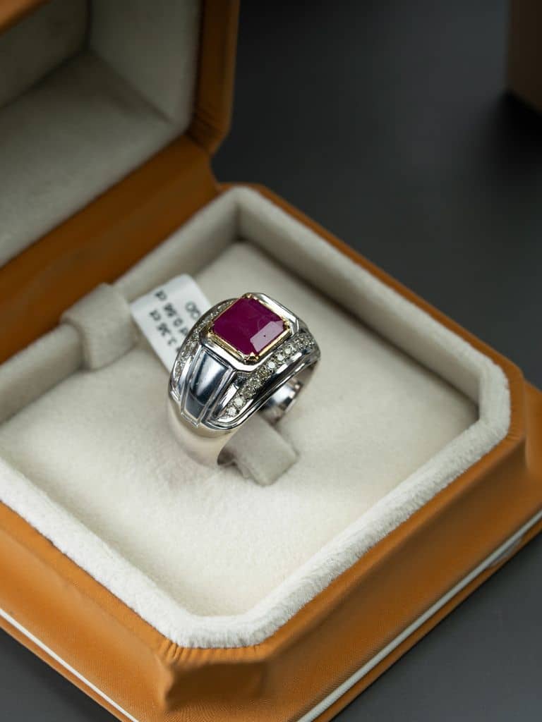 خاتم رجالي فاخر بالياقوت البورمي والالماس - alternate view