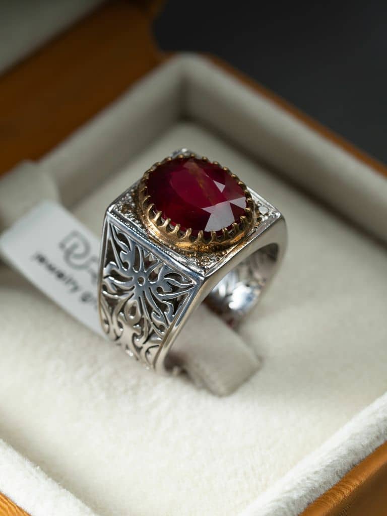 خاتم بتصميم شبكي منفرد تماماً بحجر الياقوت الافريقي - alternate view