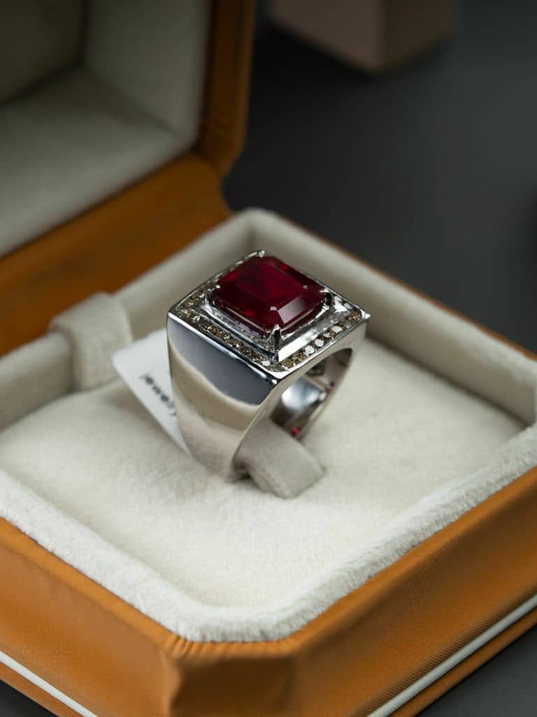 خاتم فضة مرصع بالياقوت الأحمر والألماس - alternate view