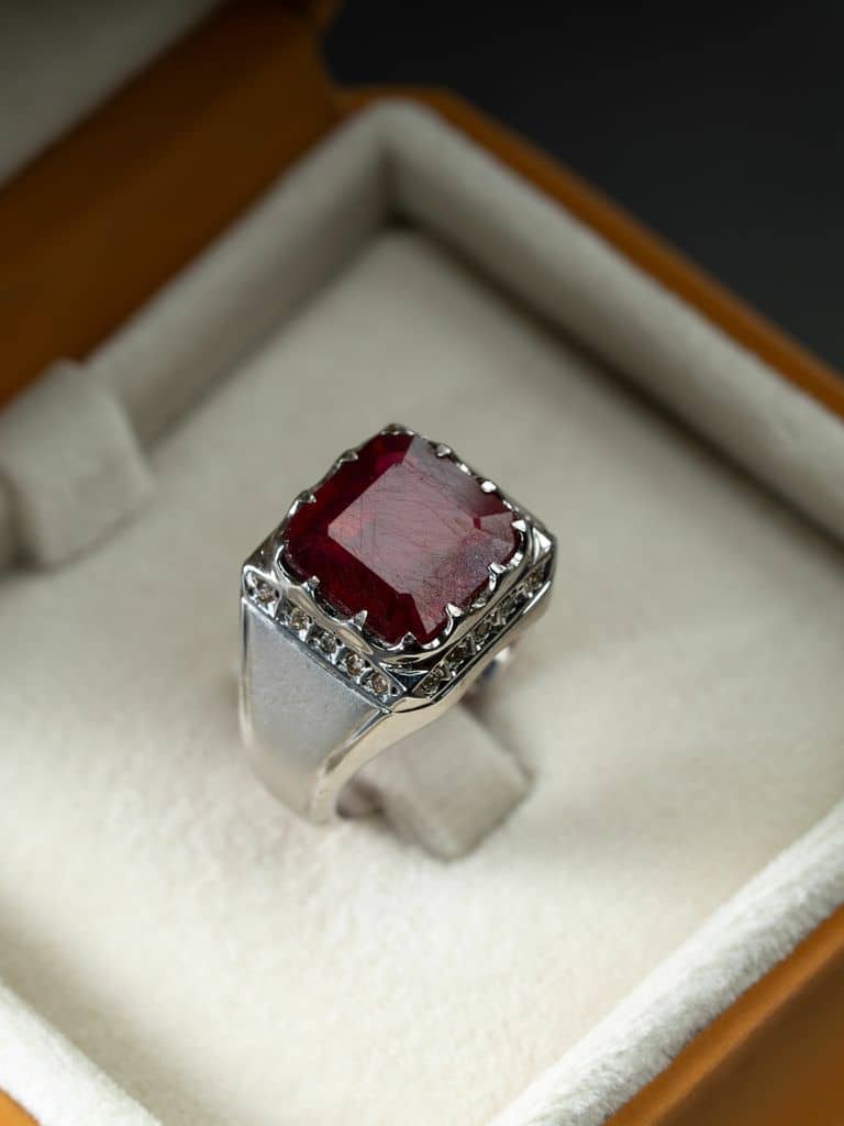 خاتم رجالي فضة بحجر الياقوت الافريقي الأحمر - alternate view