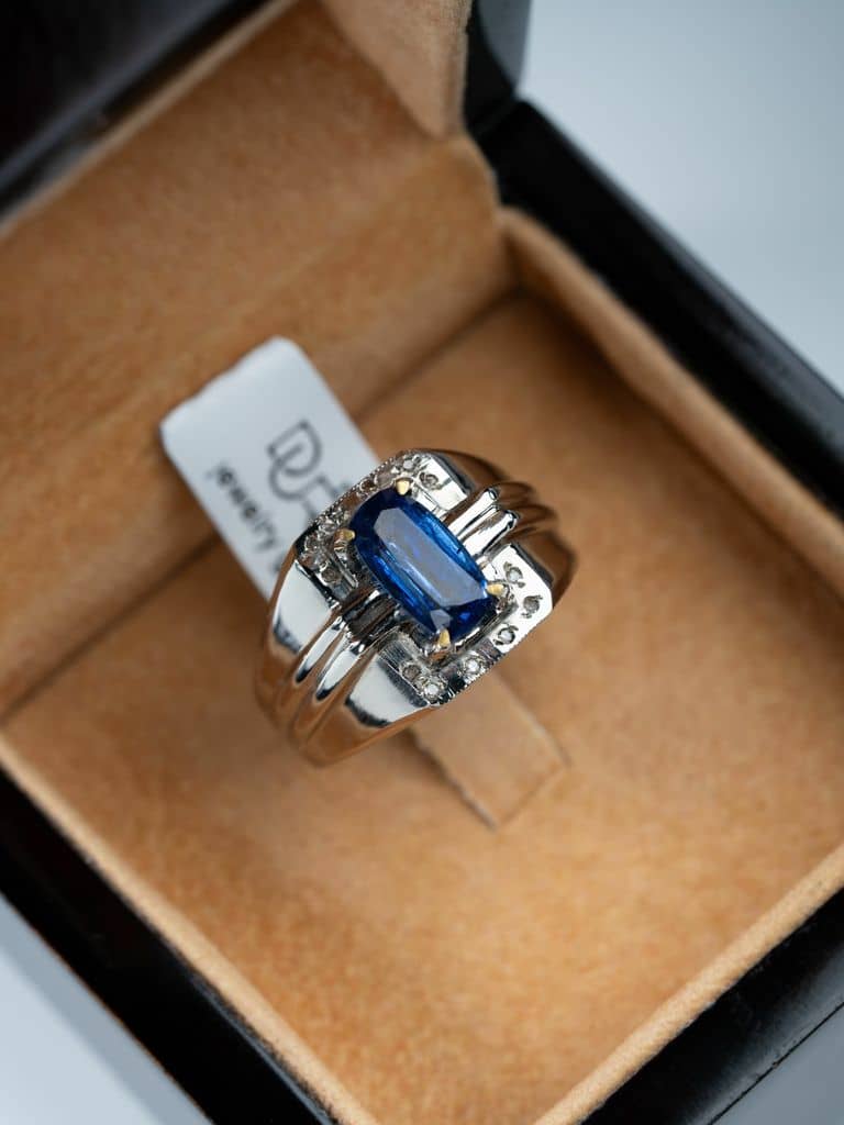 خاتم فضة بحجر الكينايت مع ترصيع الماس - alternate view