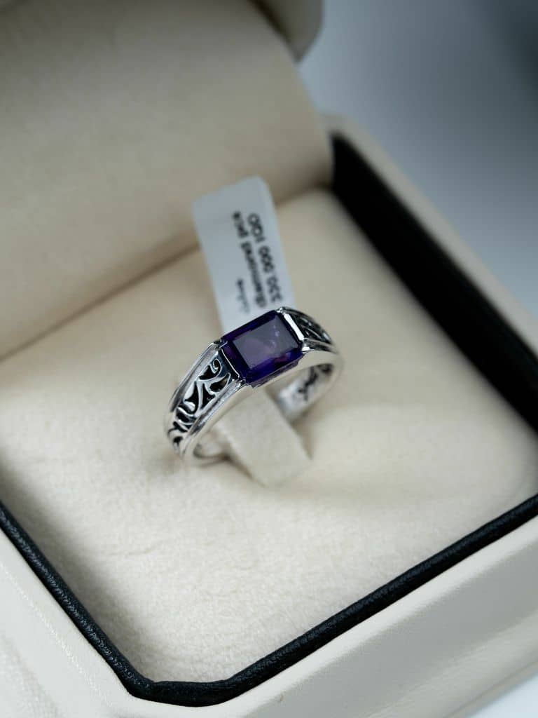 خاتم فضة صياغة يدوية مرصع بحجر جمشت بنفسجي - alternate view
