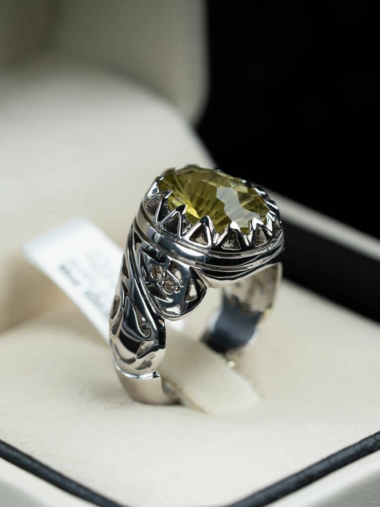 خاتم فضة صياغة يدوية بحجر الكوارتز الليموني مرصع بالالماس - alternate view