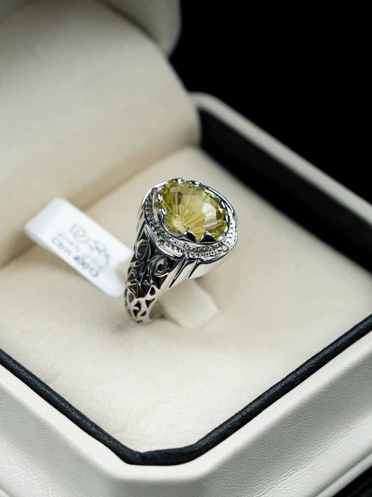 خاتم فضة صياغة يدوية مرصع بحجر الكوارتز الليموني والالماس  - alternate view