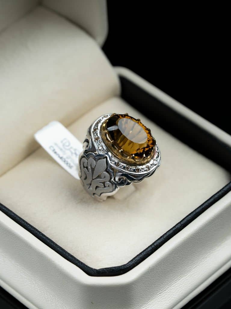 خاتم بصاغة فخمة بحجر السترين الملكي مع ترصيع الماس - alternate view