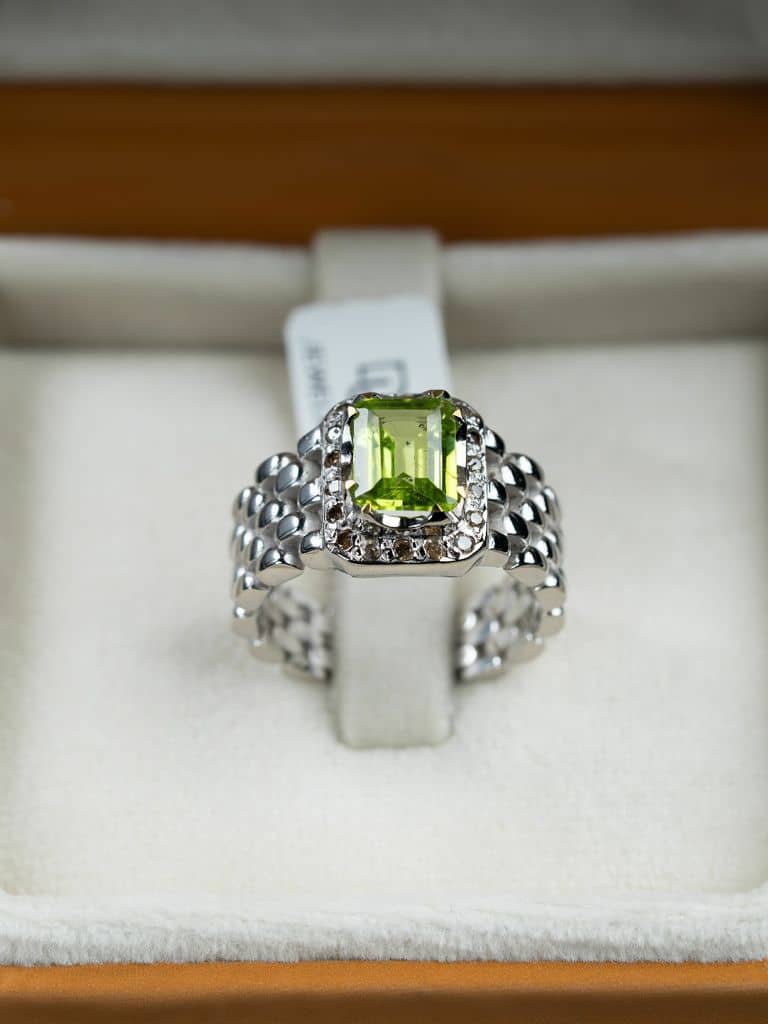 خاتم فضة بصياغة رولكس بحجر الزبرجد الأخضر مع ترصيع الماس - alternate view