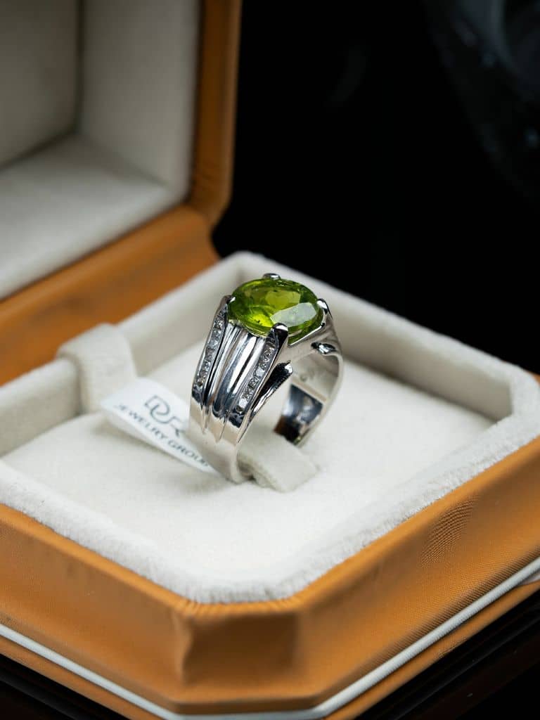 خاتم فضة  بحجر الزبرجد الأخضر مع ترصيع الماس - alternate view