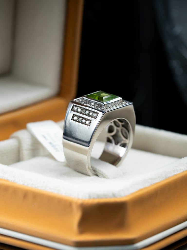 خاتم رجالي فاخر بالزبرجد والالماس - alternate view