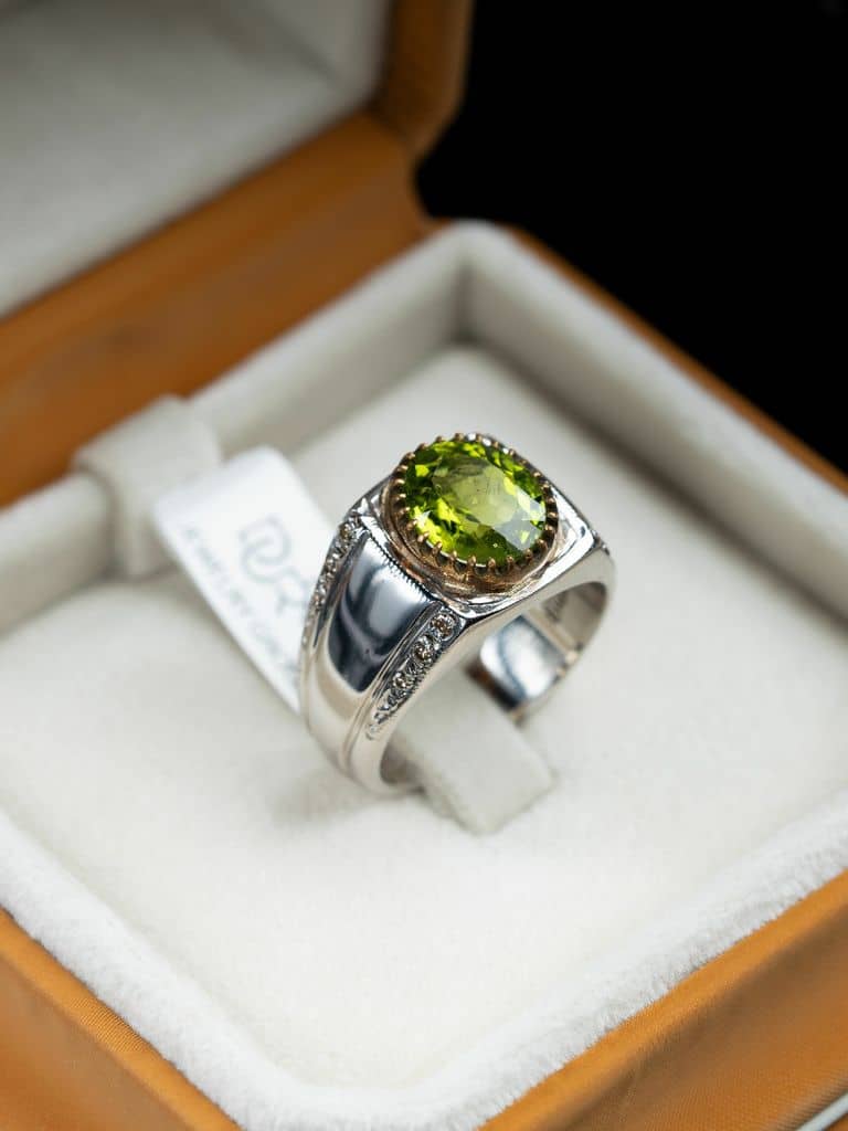 خاتم فضة رجالي بحجر الزبرجد الأخضر مع ترصيع الماس - alternate view