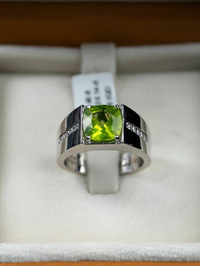 خاتم فضة مصاغ يدوي مع حجر الزبرجد الاخضر وترصيع الماس - alternate view