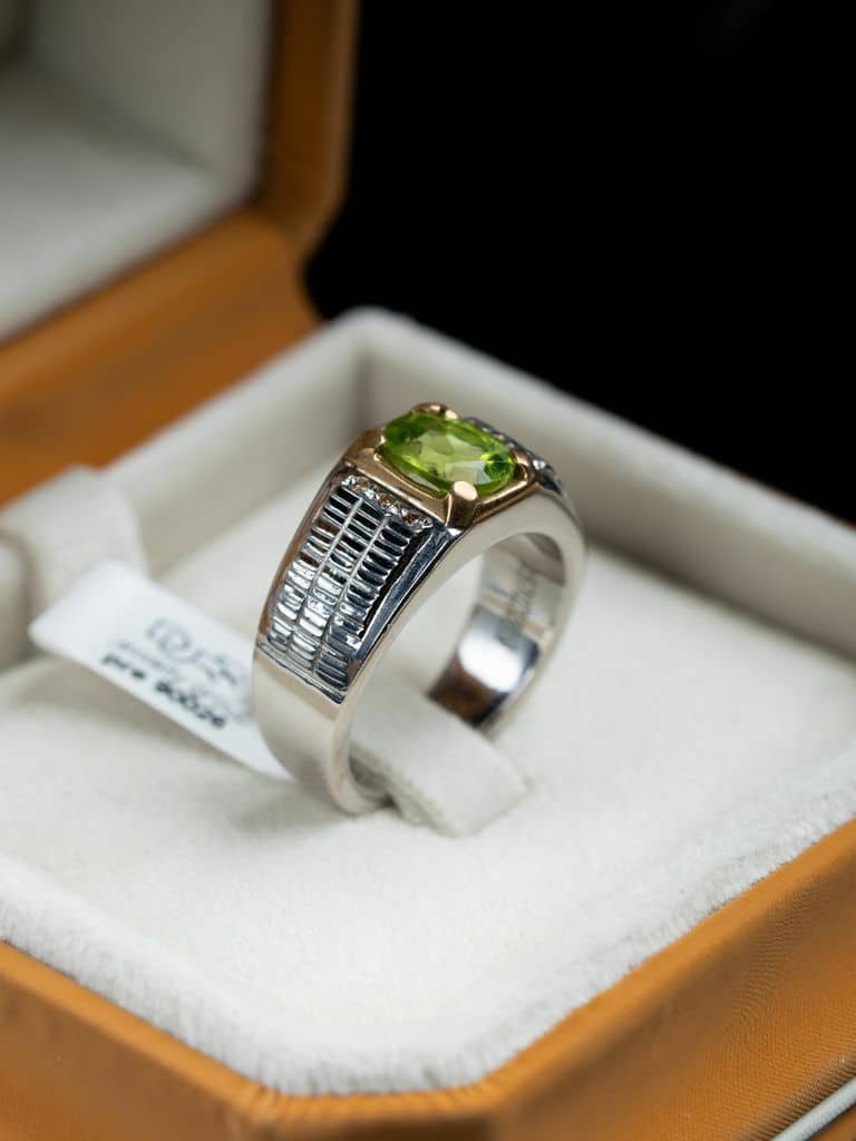 خاتم فاخر مصاغ يدوي بحجر الزبرجد الاخضر مع ترصيع الماس - alternate view