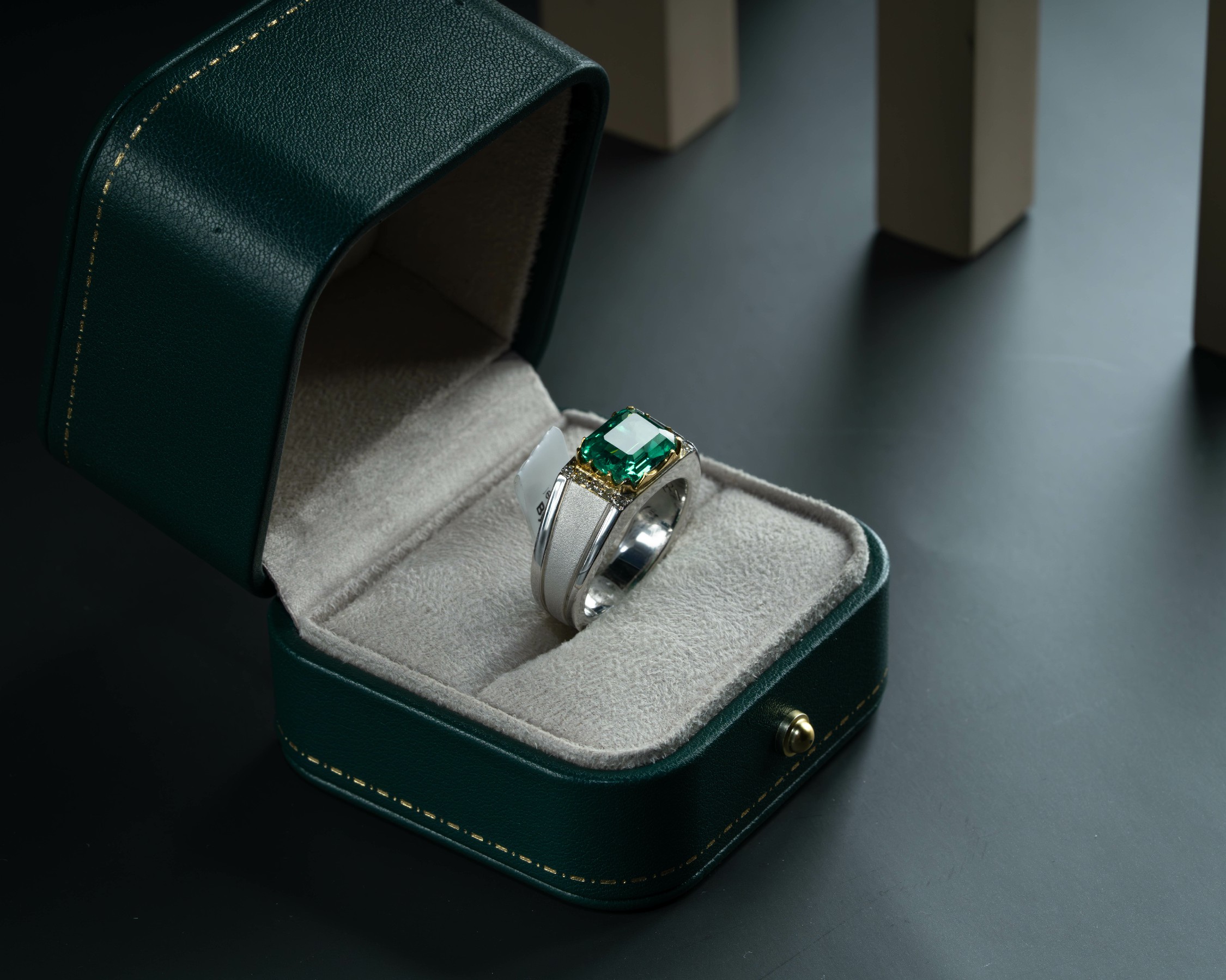 خاتم ملكي متوج بحجر البايرون الاخضضر الفاخر مع ترصيع الماس - خواتم رجالية, بايرون 