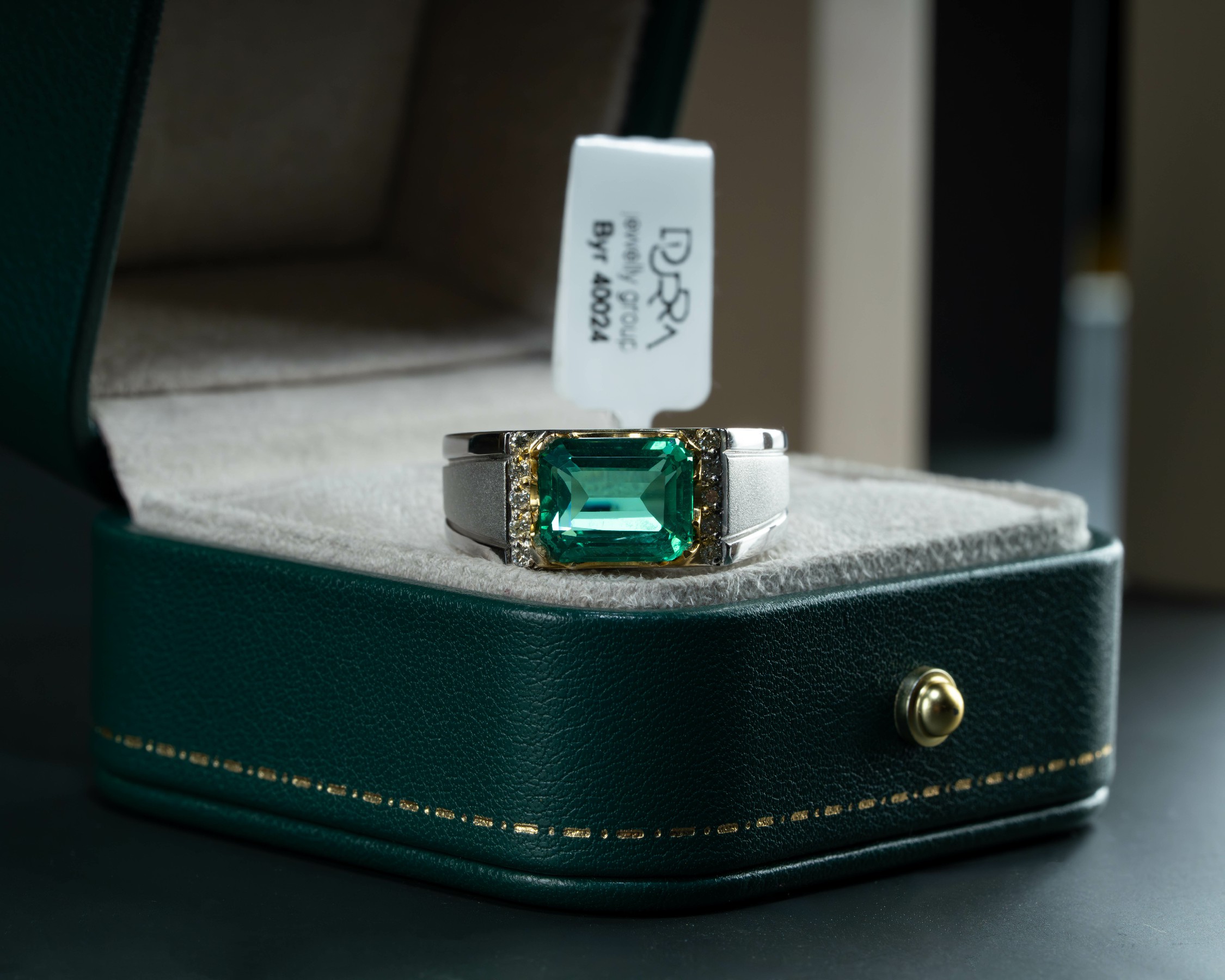 خاتم ملكي متوج بحجر البايرون الاخضضر الفاخر مع ترصيع الماس - خواتم رجالية, بايرون 