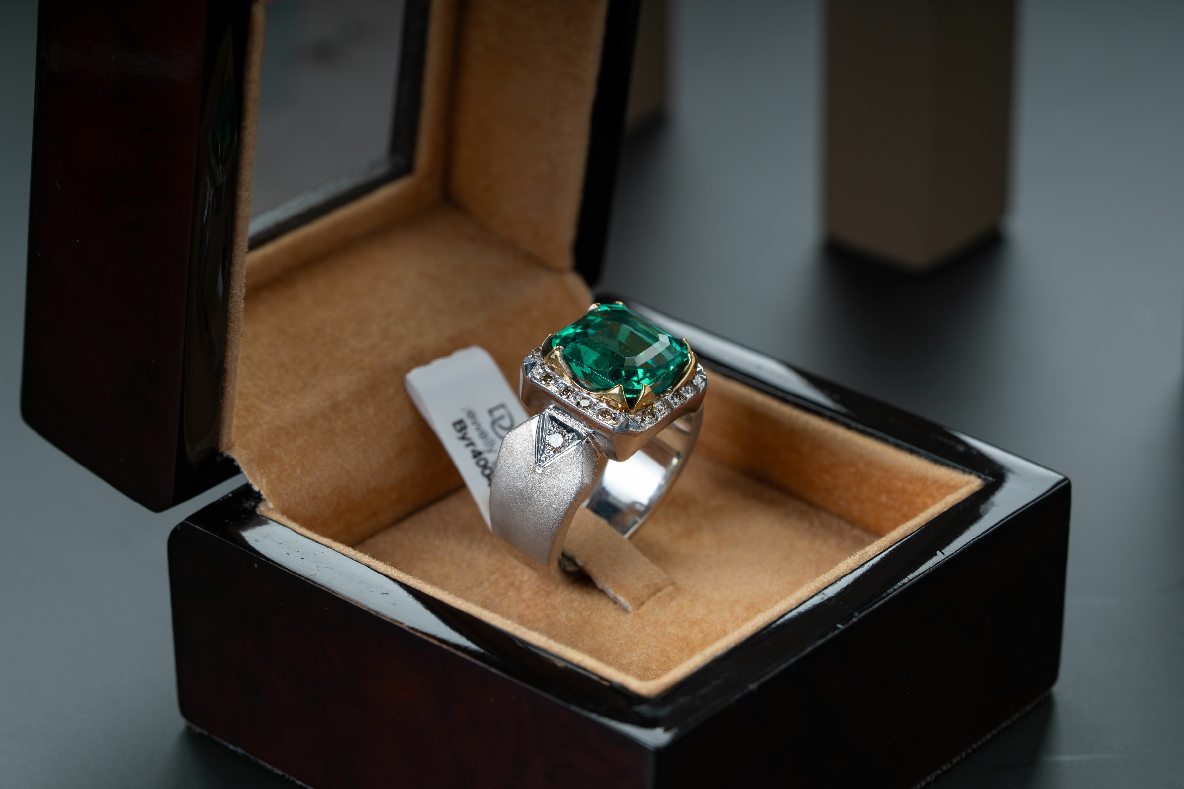 خاتم ملكي بحجر البايرون الأخضر وترصيع الألماس - تشكيلة الرجال, بايرون 