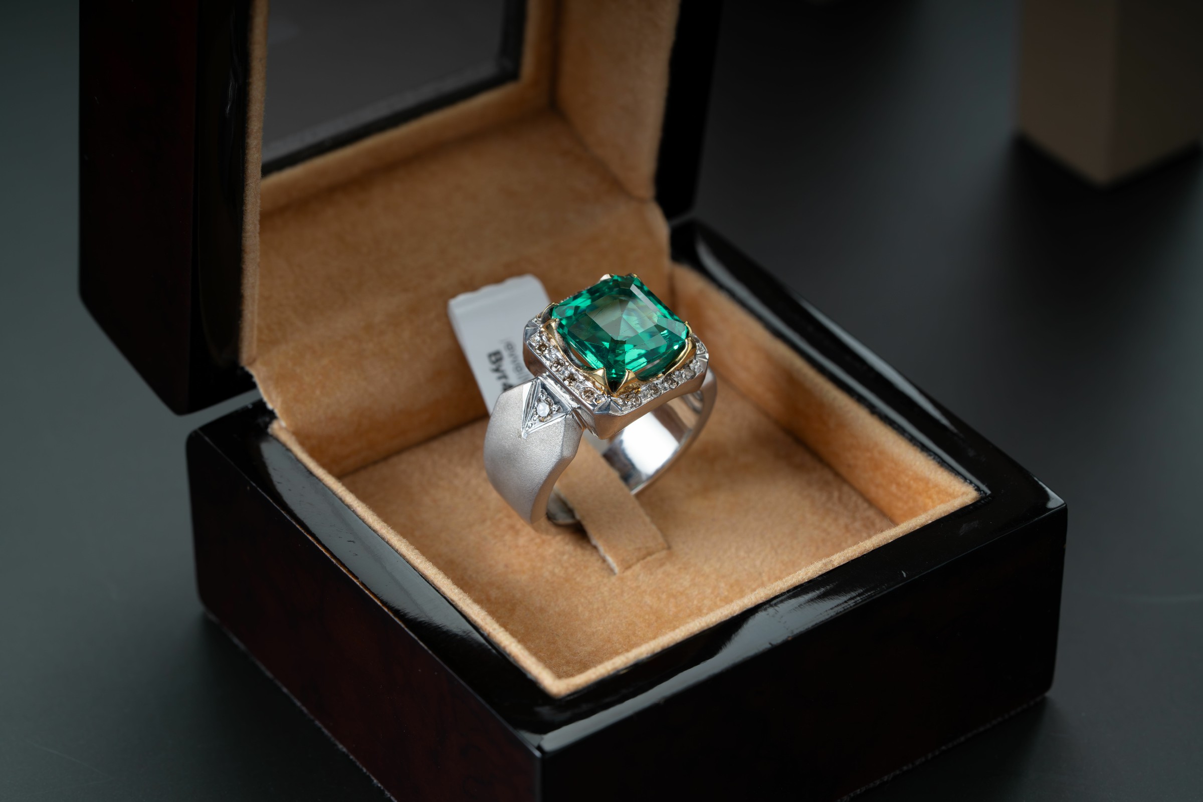 خاتم ملكي بحجر البايرون الأخضر وترصيع الألماس - تشكيلة الرجال, بايرون 