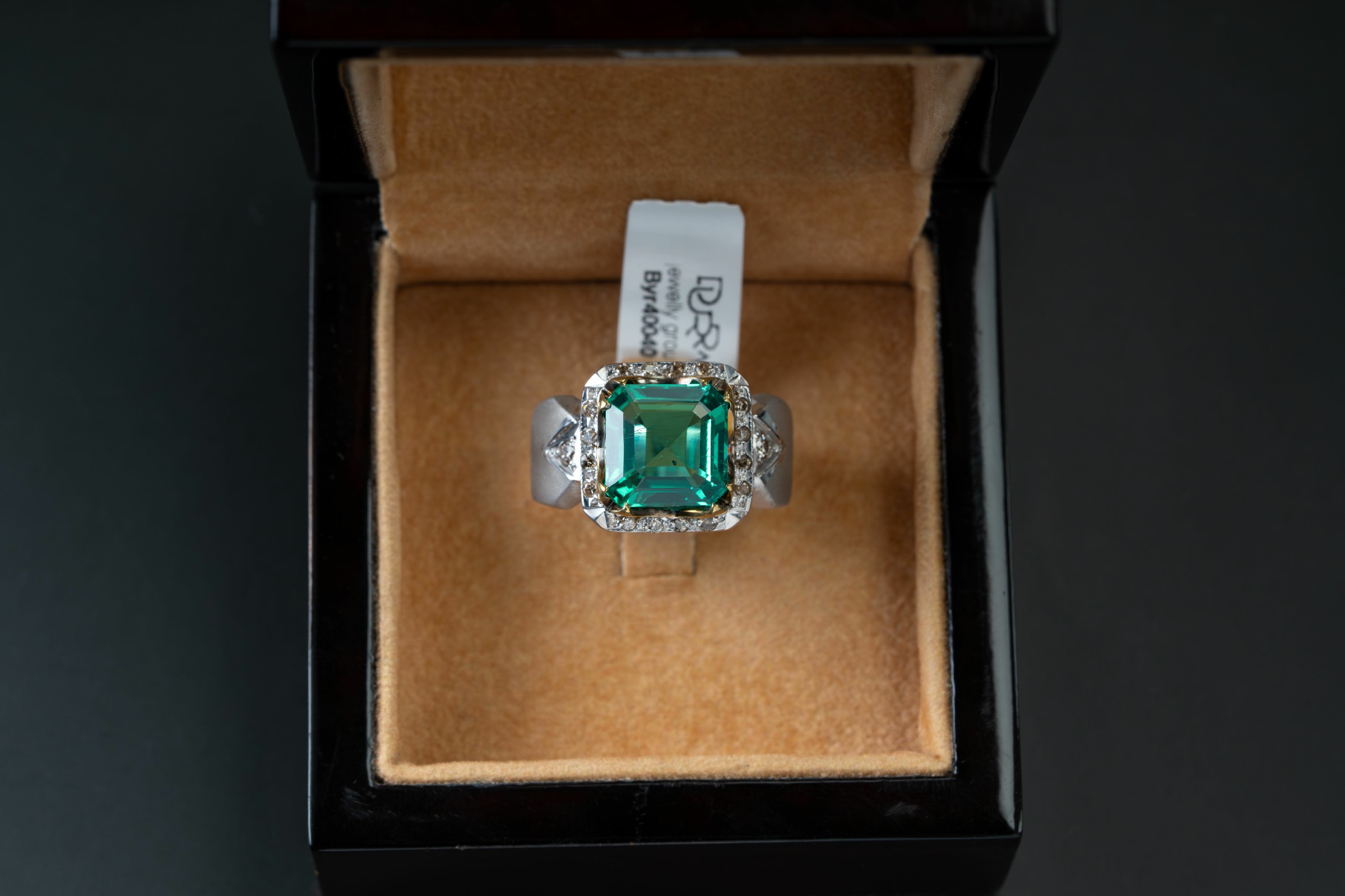 خاتم ملكي بحجر البايرون الأخضر وترصيع الألماس - تشكيلة الرجال, بايرون 