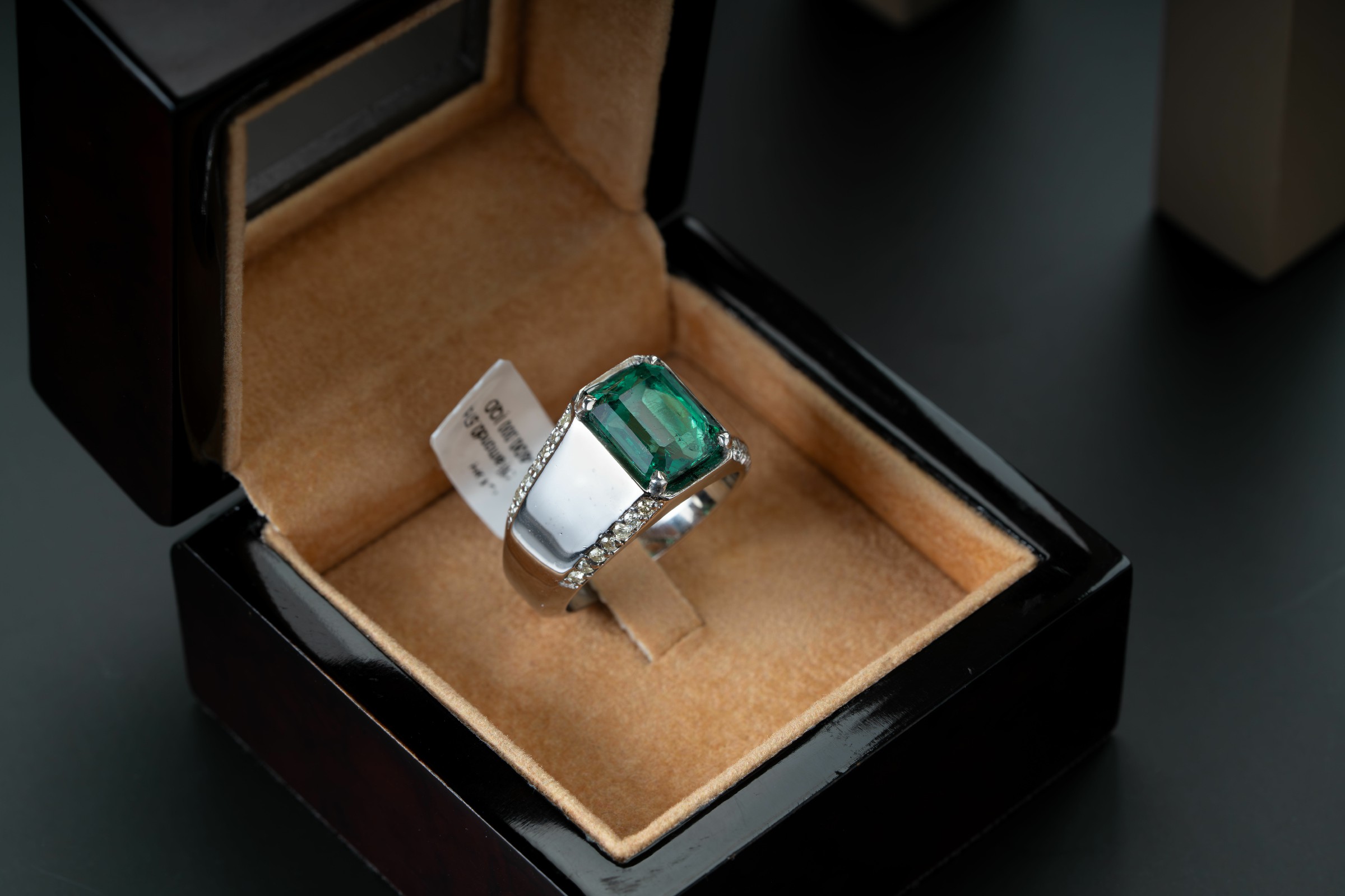 خاتم ملكي بحجر البايرون الاخضر مع ترصيع الماس - تشكيلة الرجال, خواتم رجالية, بايرون 