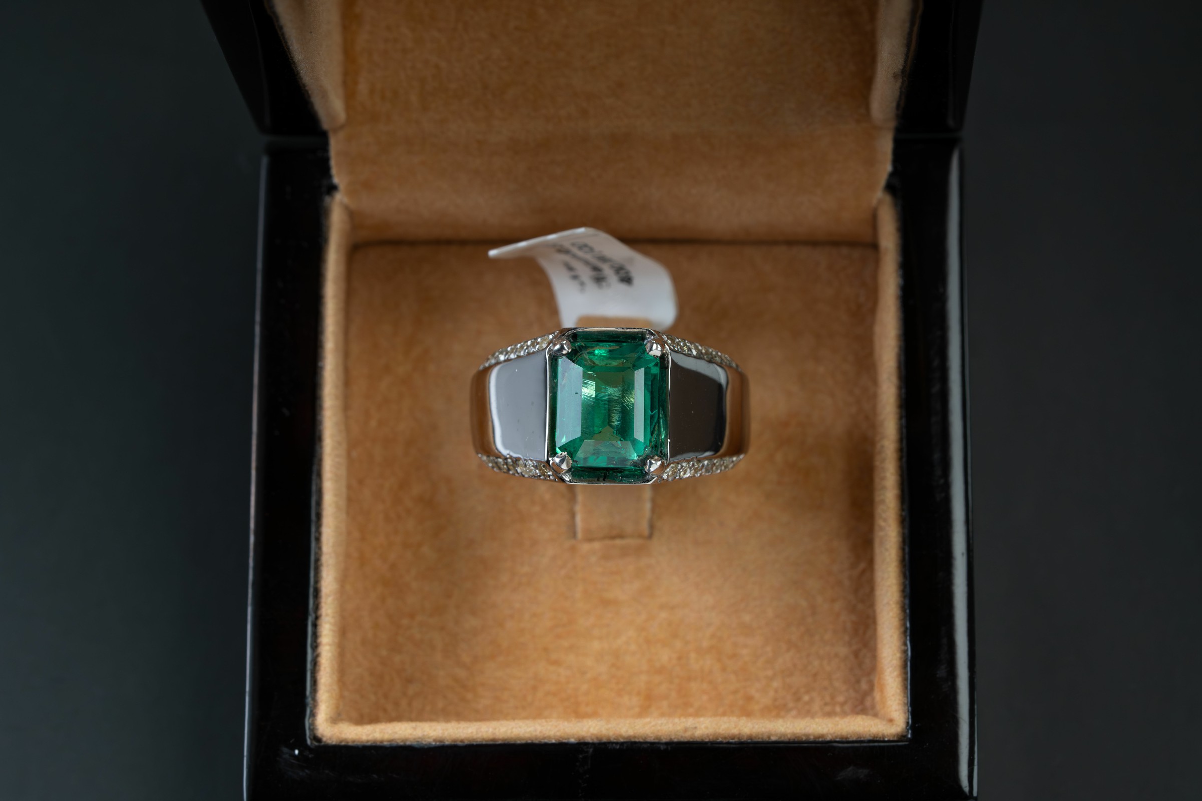 خاتم ملكي بحجر البايرون الاخضر مع ترصيع الماس - تشكيلة الرجال, خواتم رجالية, بايرون 