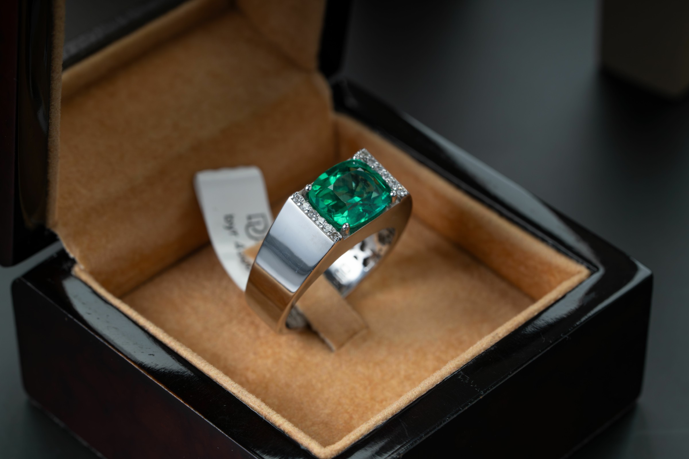 خاتم فضة بحجر البايرون الاخضر مع ترصيع الماس بالجوانب - تشكيلة الرجال, خواتم رجالية, بايرون 