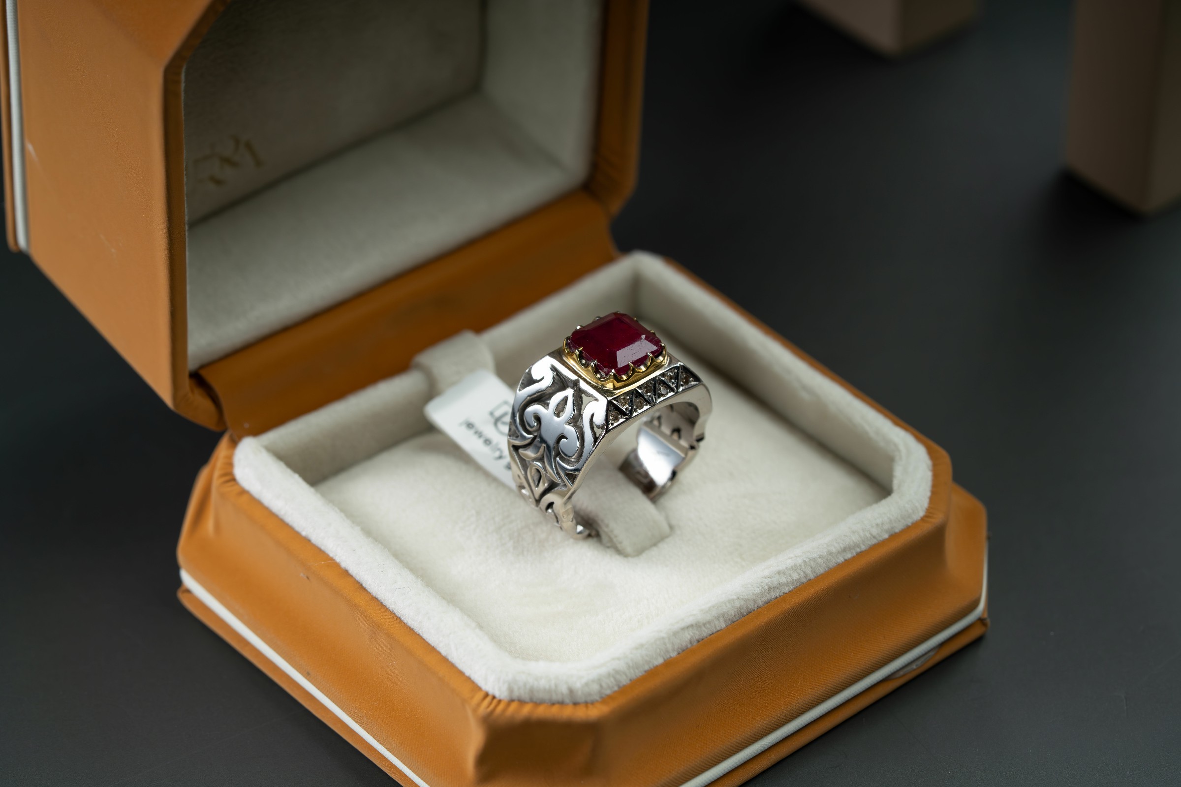 خاتم ملكي بحجر الياقوت الافريقي مع ترصيع الماس - تشكيلة الرجال, خواتم رجالية, ياقوت