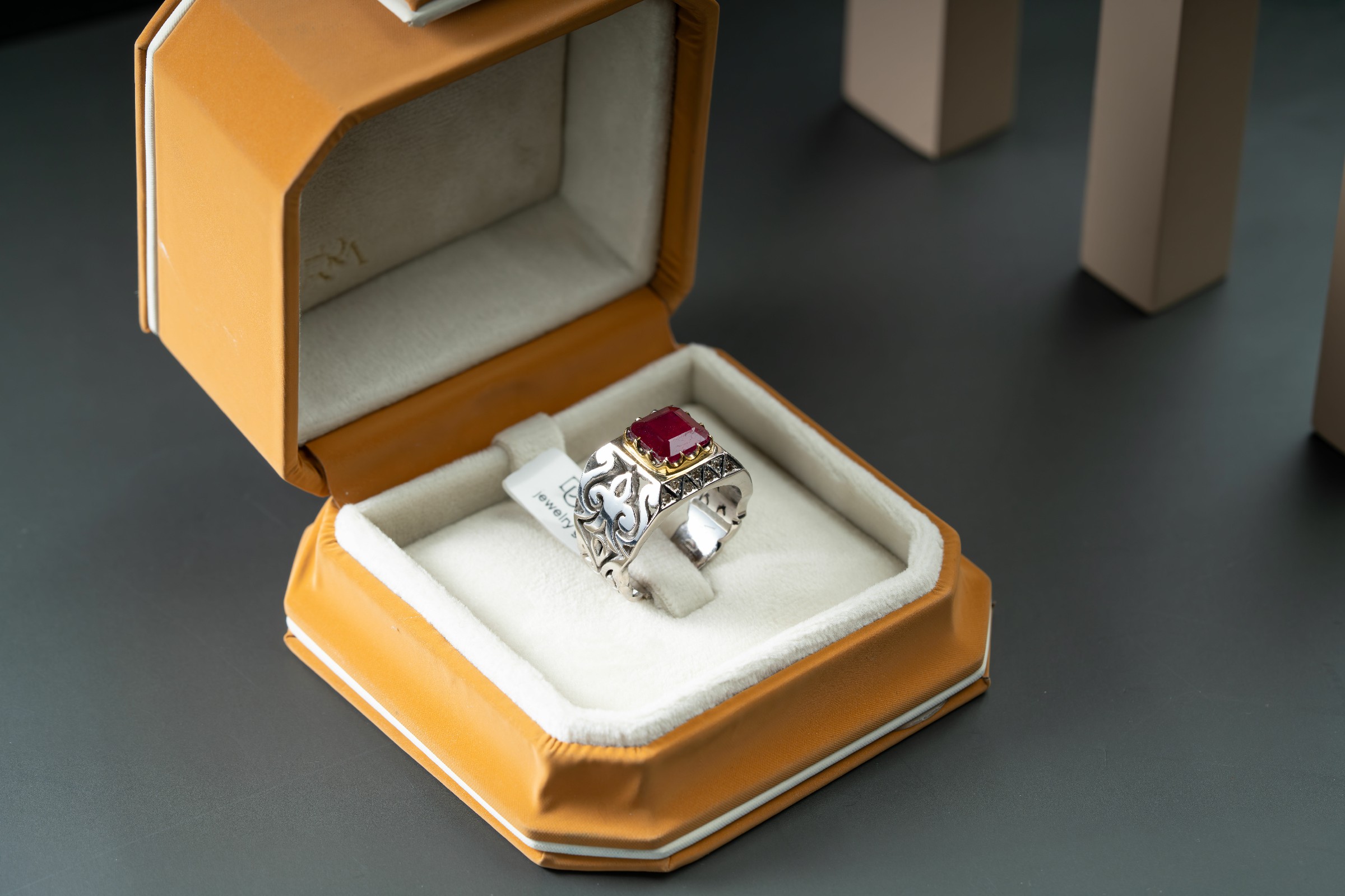 خاتم ملكي بحجر الياقوت الافريقي مع ترصيع الماس - تشكيلة الرجال, خواتم رجالية, ياقوت