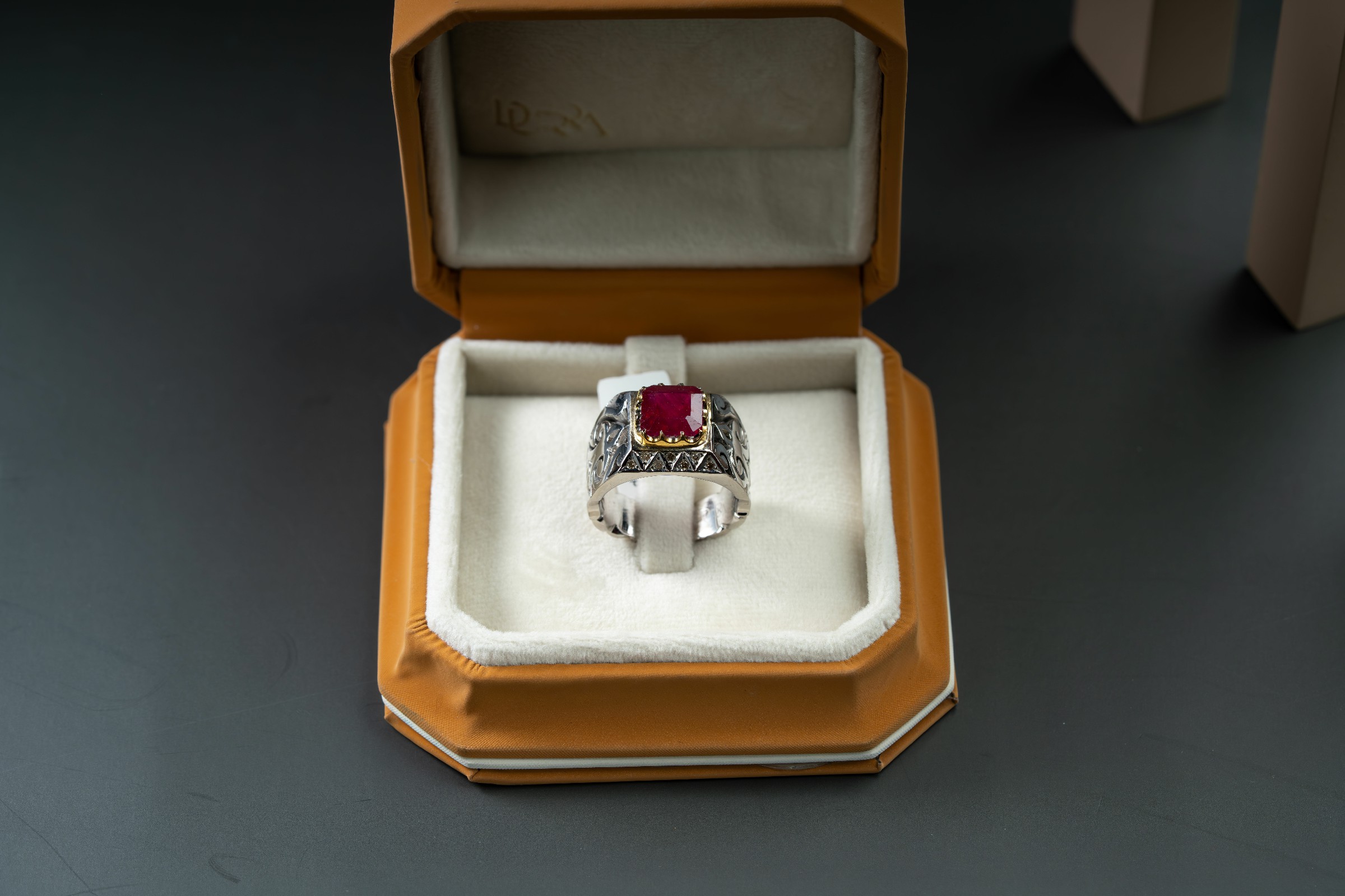 خاتم ملكي بحجر الياقوت الافريقي مع ترصيع الماس - تشكيلة الرجال, خواتم رجالية, ياقوت