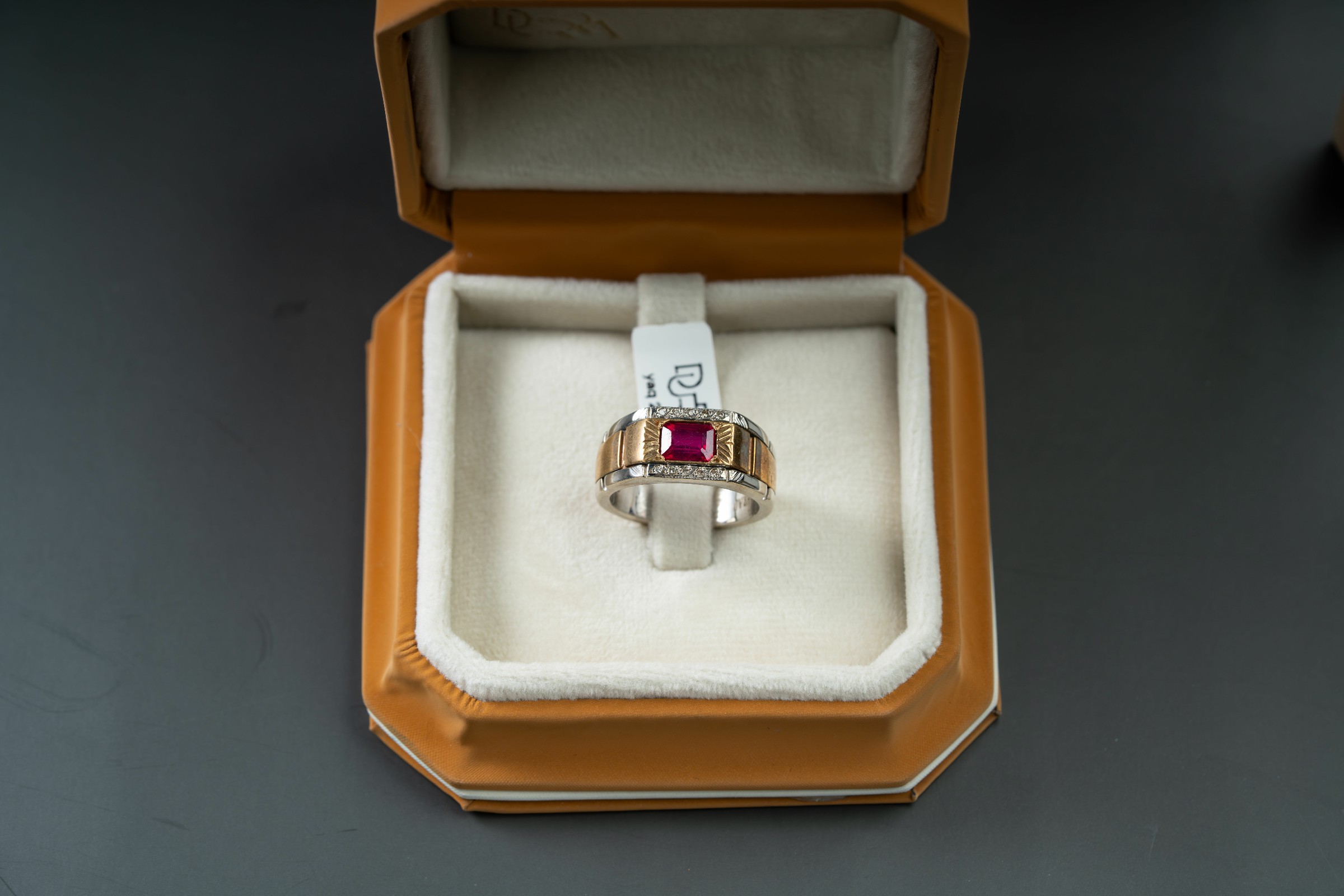 خاتم مزيج بين الفضة والبرنج الذهبي مع حجر الياقوت الافريقي  - تشكيلة الرجال, خواتم رجالية, ياقوت