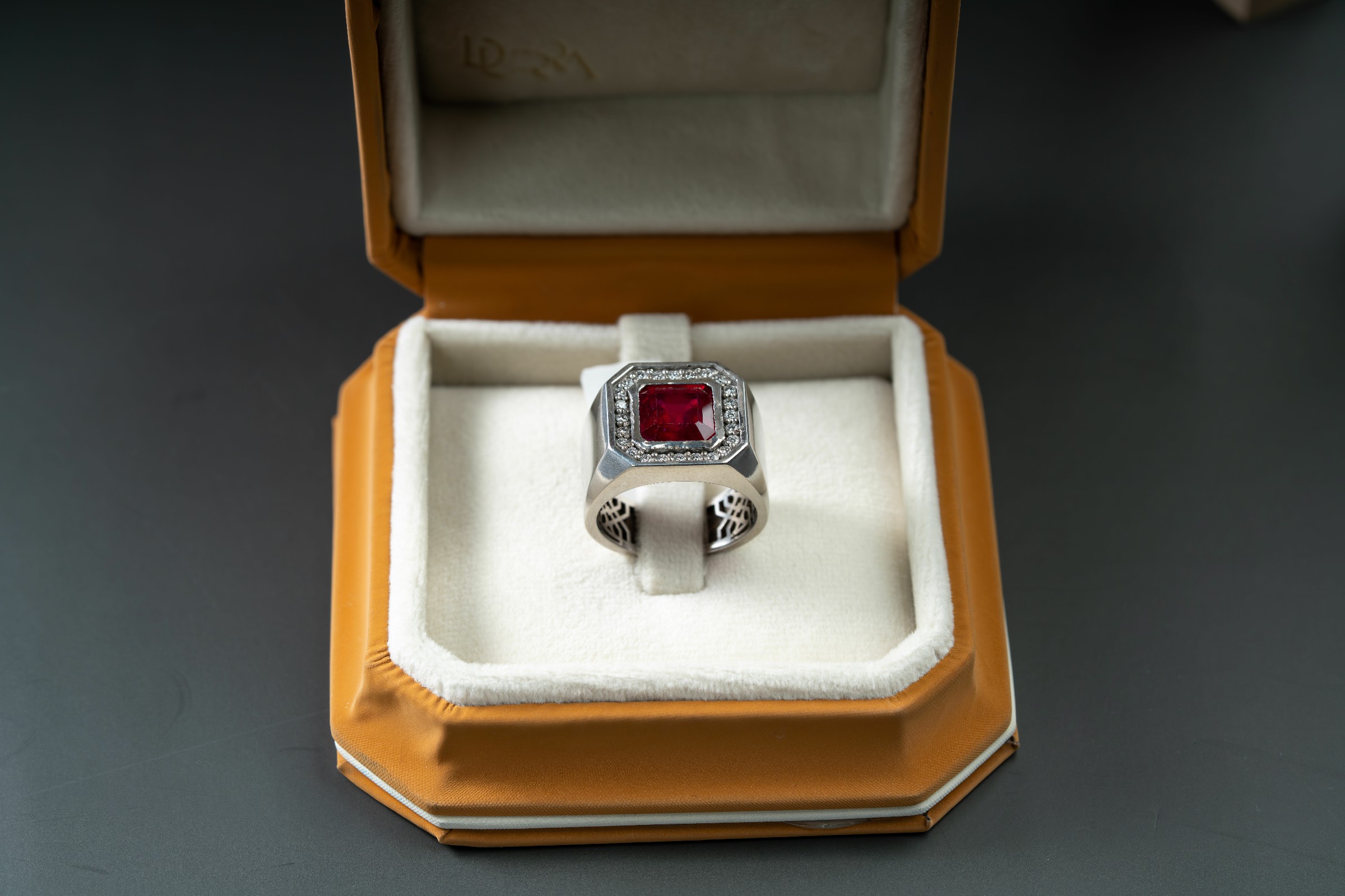 خاتم رجالي مرصع بالالماس يتوسطه حجر الياقوت الافريقي - تشكيلة الرجال, خواتم رجالية, ياقوت