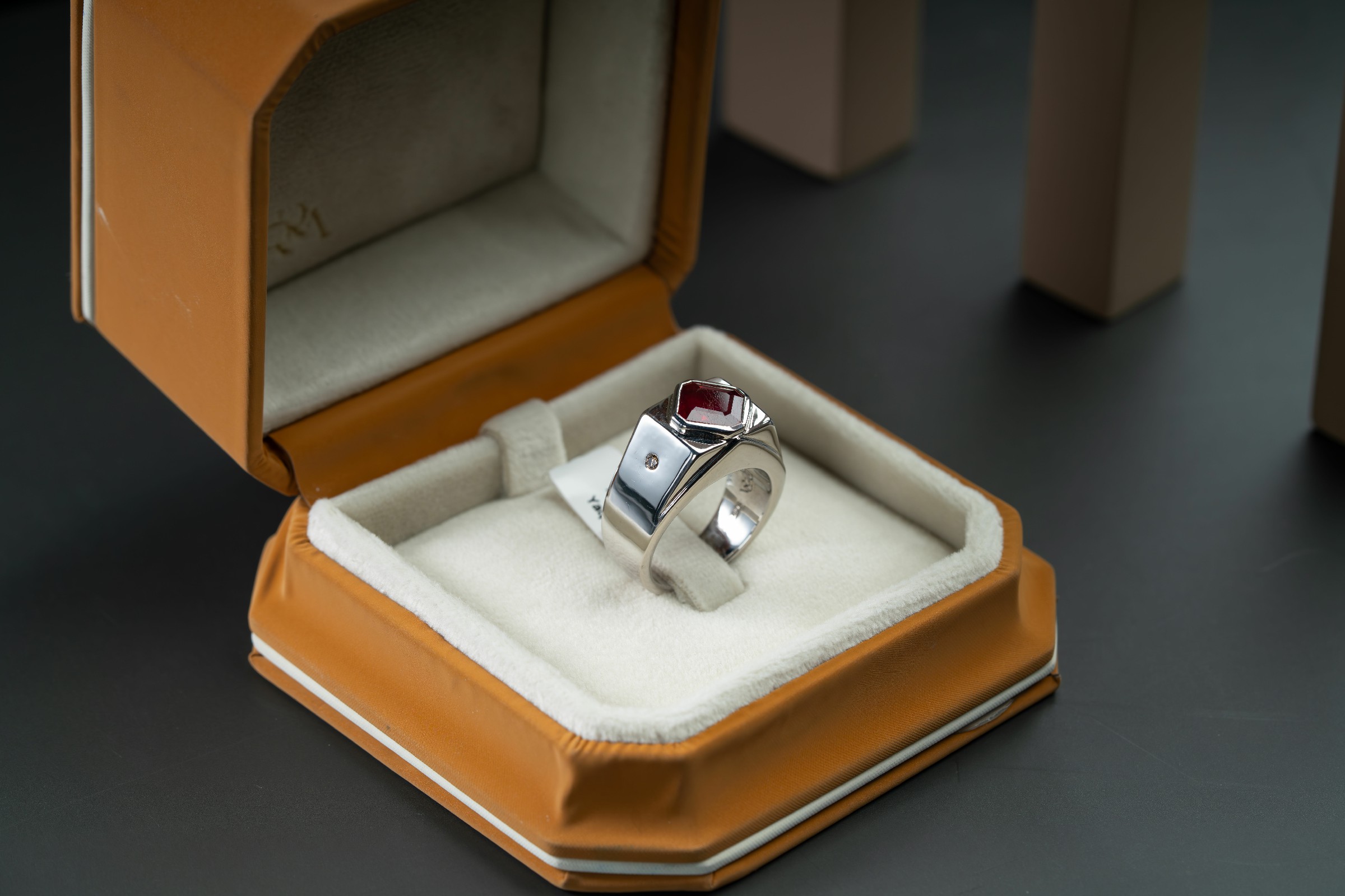 قطعة مميزة بتصميم فريد لخاتم بحجر الياقوت الافريقي - تشكيلة الرجال, ياقوت, خواتم رجالية