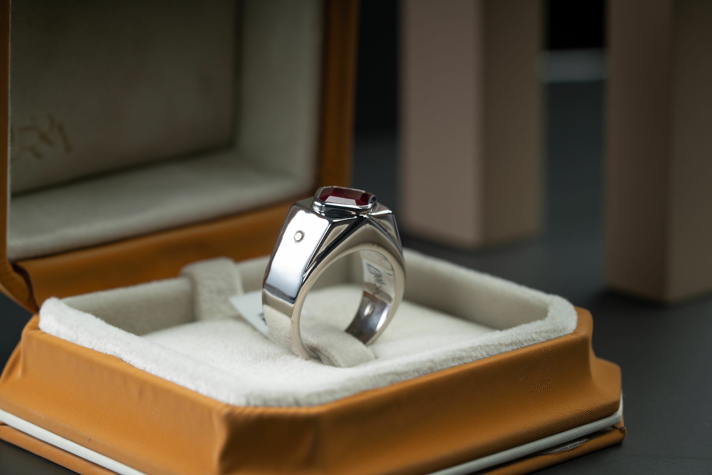 قطعة مميزة بتصميم فريد لخاتم بحجر الياقوت الافريقي - تشكيلة الرجال, ياقوت, خواتم رجالية