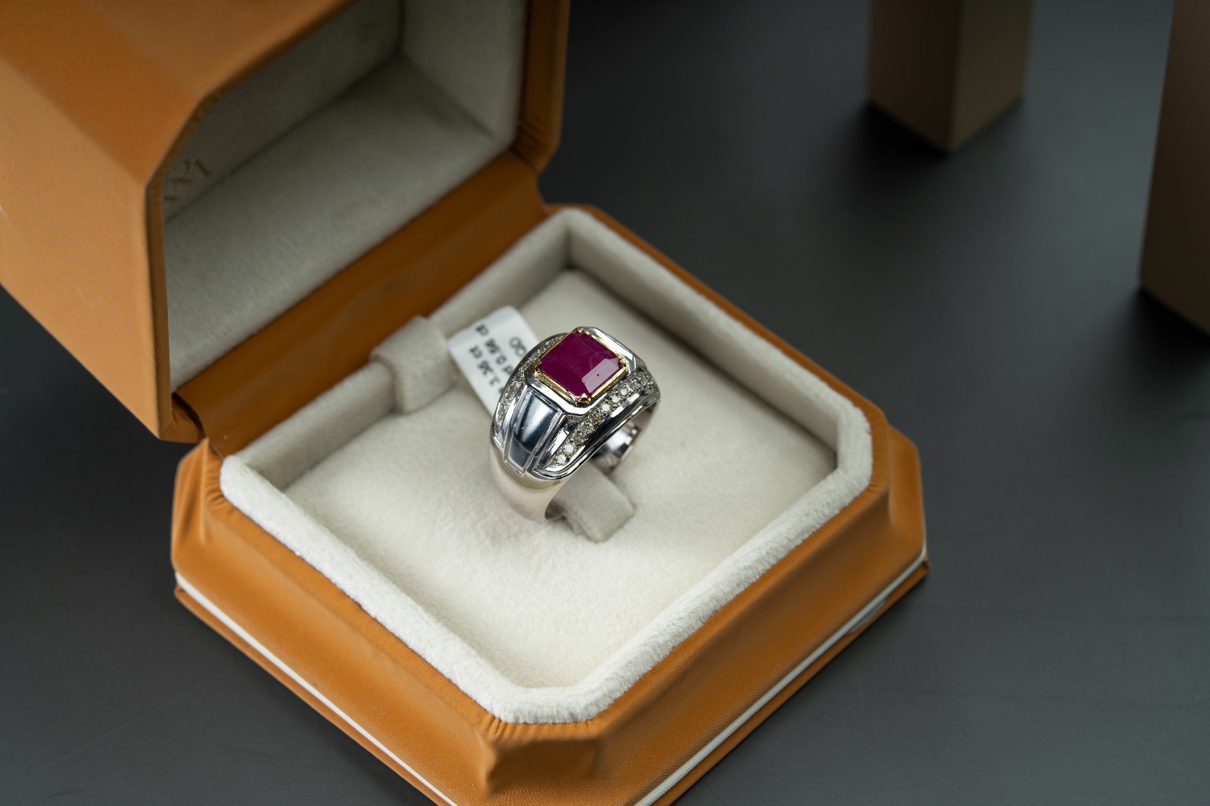 خاتم رجالي فاخر بالياقوت البورمي والالماس - تشكيلة الرجال, ياقوت, خواتم رجالية