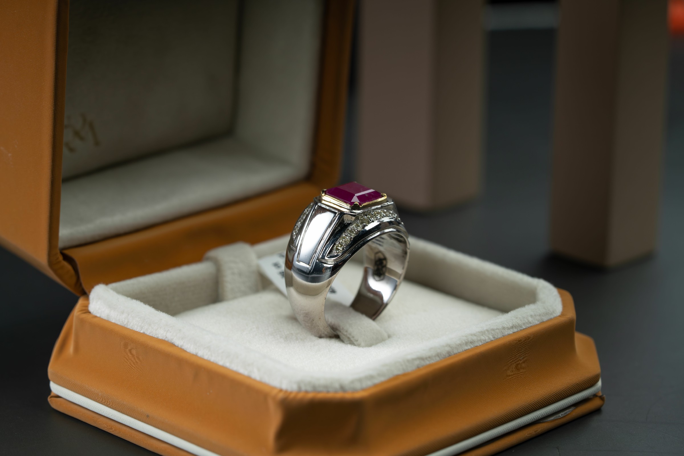 خاتم رجالي فاخر بالياقوت البورمي والالماس - تشكيلة الرجال, ياقوت, خواتم رجالية