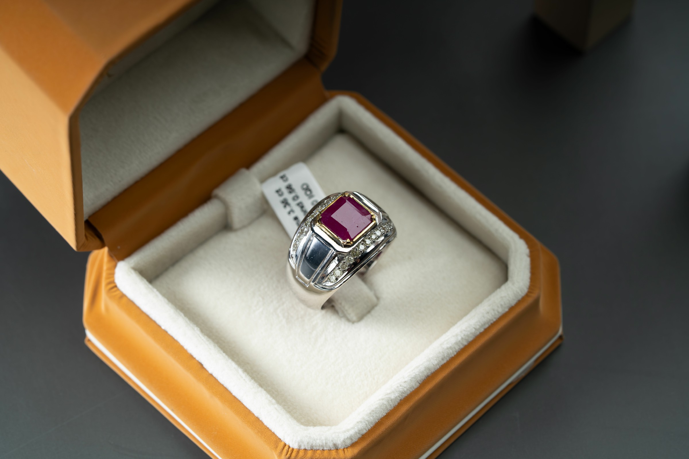 خاتم رجالي فاخر بالياقوت البورمي والالماس - تشكيلة الرجال, ياقوت, خواتم رجالية