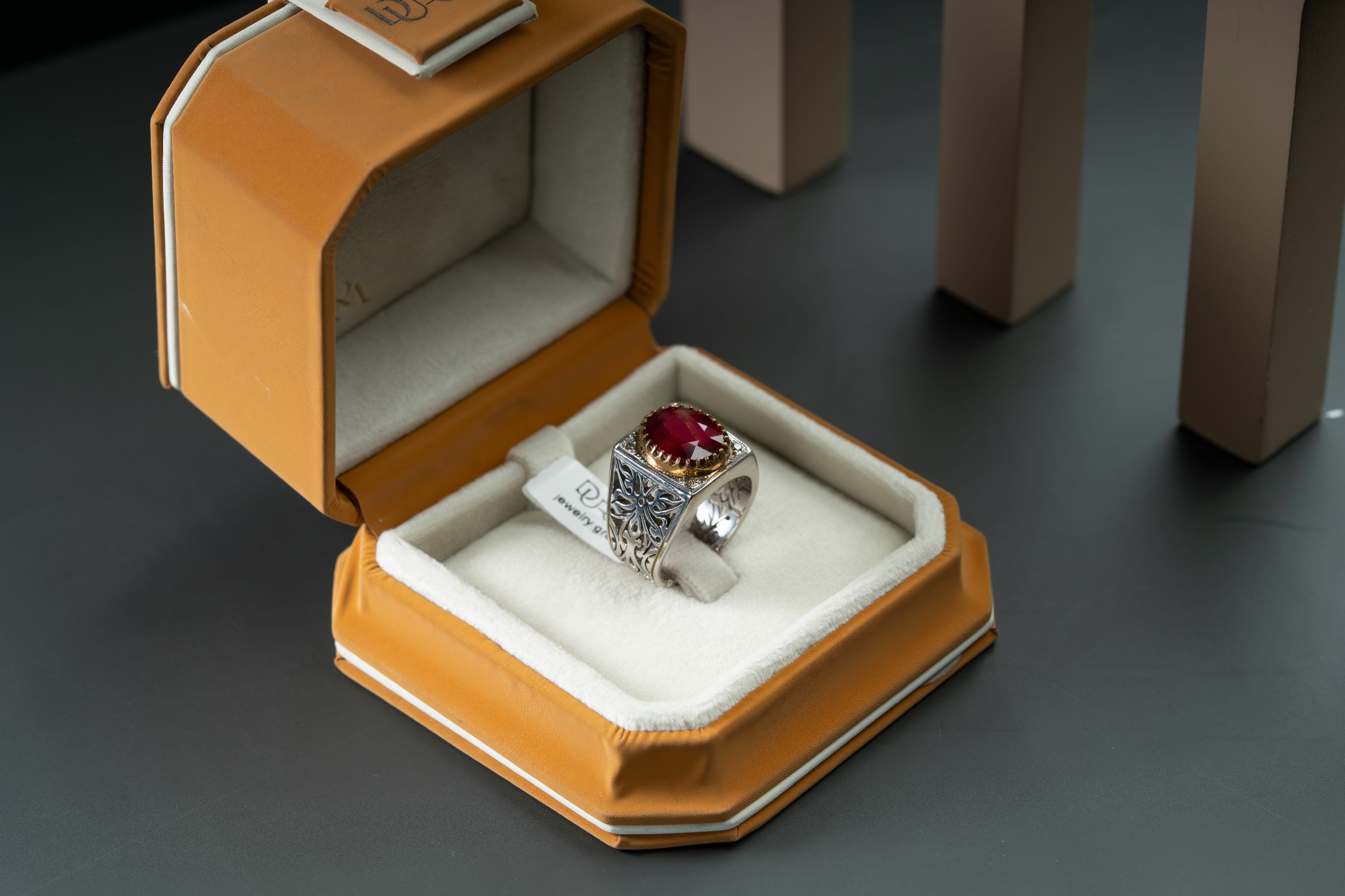 خاتم بتصميم شبكي منفرد تماماً بحجر الياقوت الافريقي - تشكيلة الرجال, خواتم رجالية, ياقوت