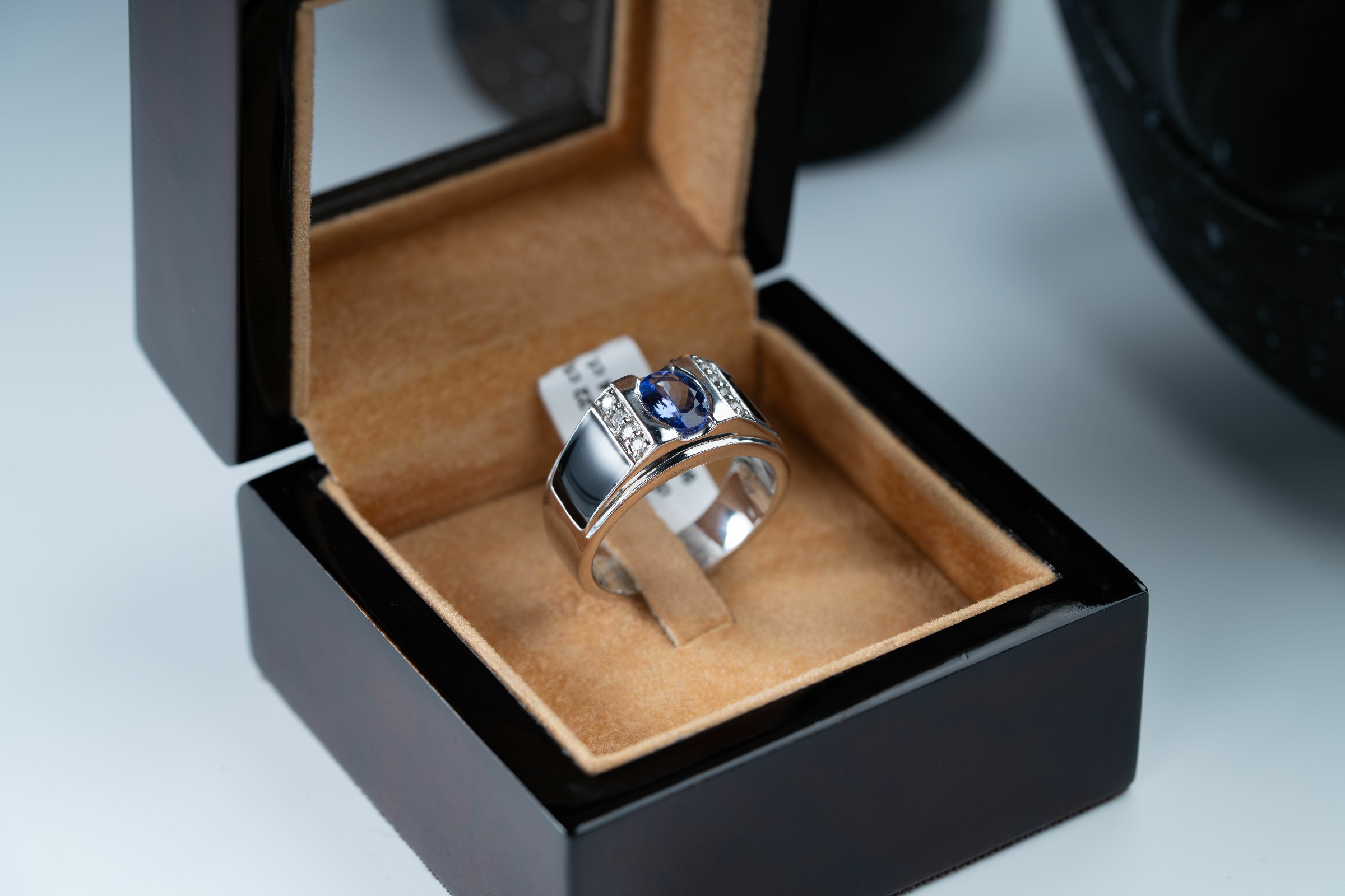 قطعة فريدة من حجر التنزنايت صياغة يدوية مع ترصيع الماس - خواتم رجالية, تشكيلة الرجال, تنزنايت