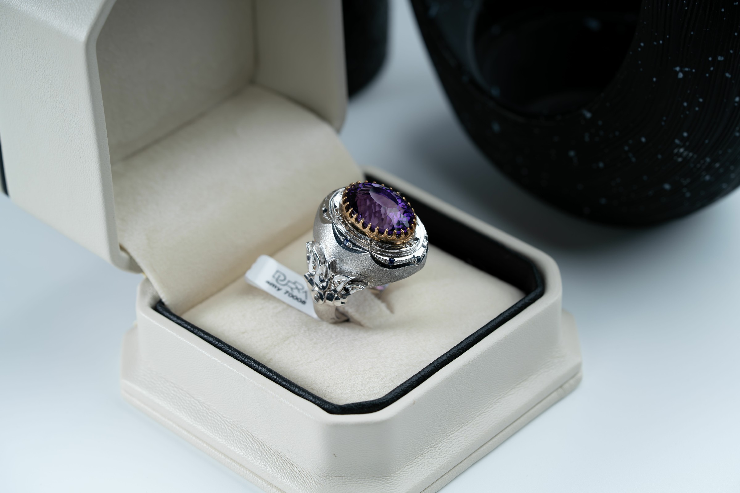 قطعة فريدة بتصميم مميز متوجه بحجر الجمشت ومرصعة بالزفير والالماس - تشكيلة الرجال, خواتم رجالية, جمشت